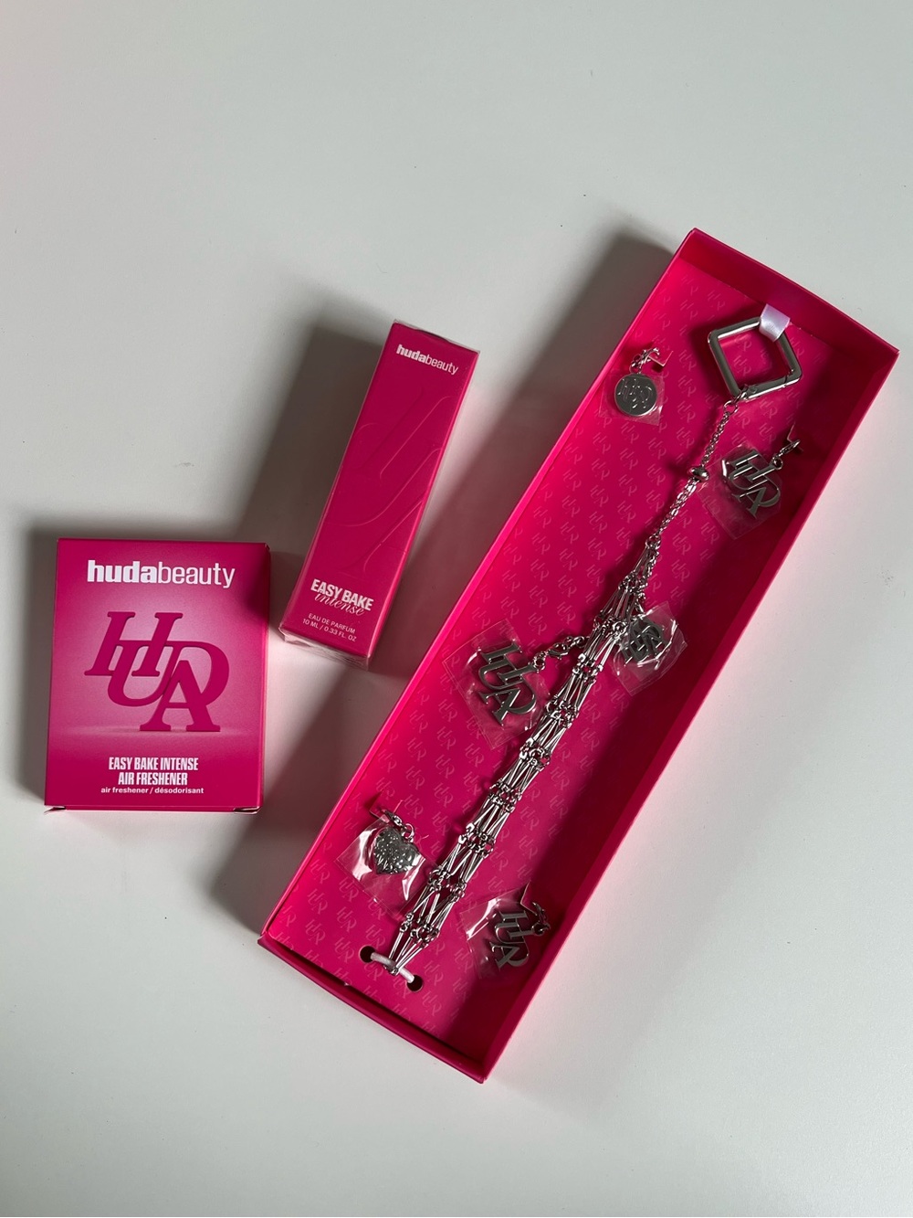 Huda Beauty - Easy Bake Intense Travel + Charm Holder + Air Freshener